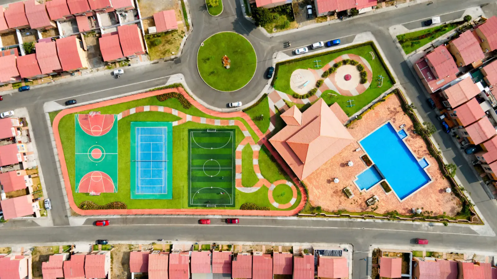 Vista aérea del club, canchas y piscina de Durán City