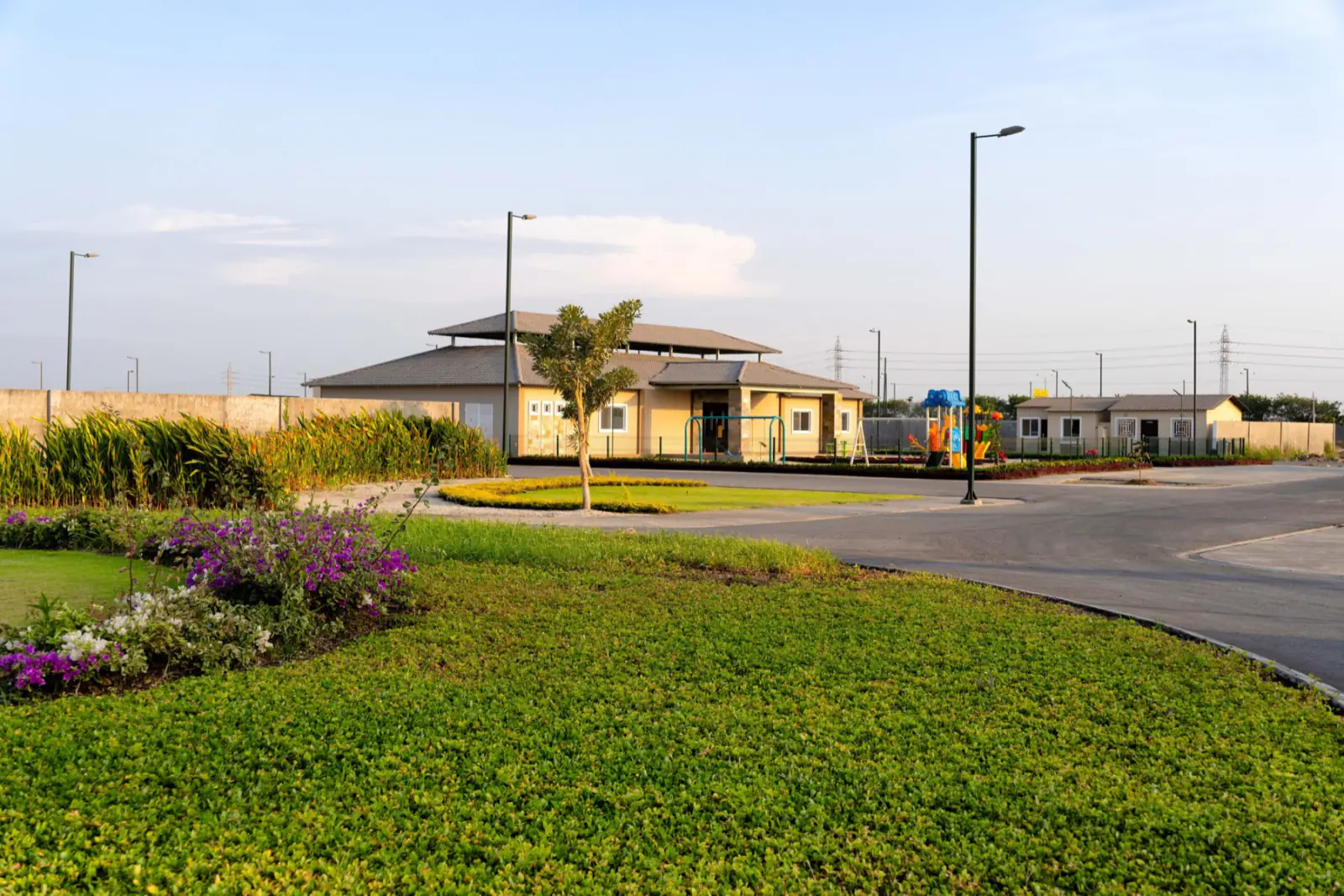Club social y jardines al atardecer