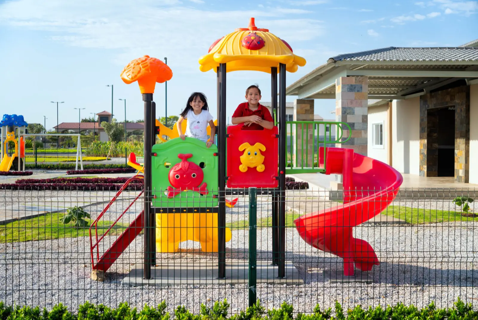Niños jugando en el parque de Durán City